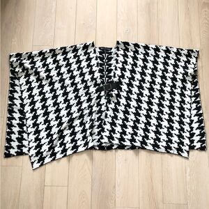 Nina Leonard Houndstooth Poncho Shawl in Black & White